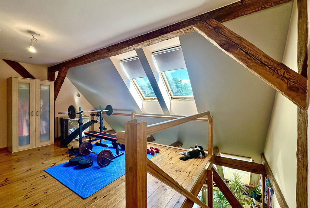 własna sypialnia na poddaszu ekskluzywnego apartamentu na sprzedaż Wrocław (okolice)