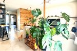 ogromna ilość kwiatów we wnętrzu luksusowego apartamentu do sprzedaży Wrocław (okolice)