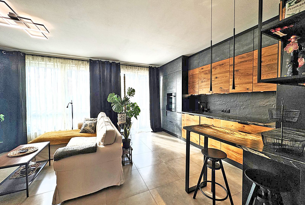 po lewej salon, po prawej kuchnia w luksusowym apartamencie na sprzedaż Wrocław (okolice)