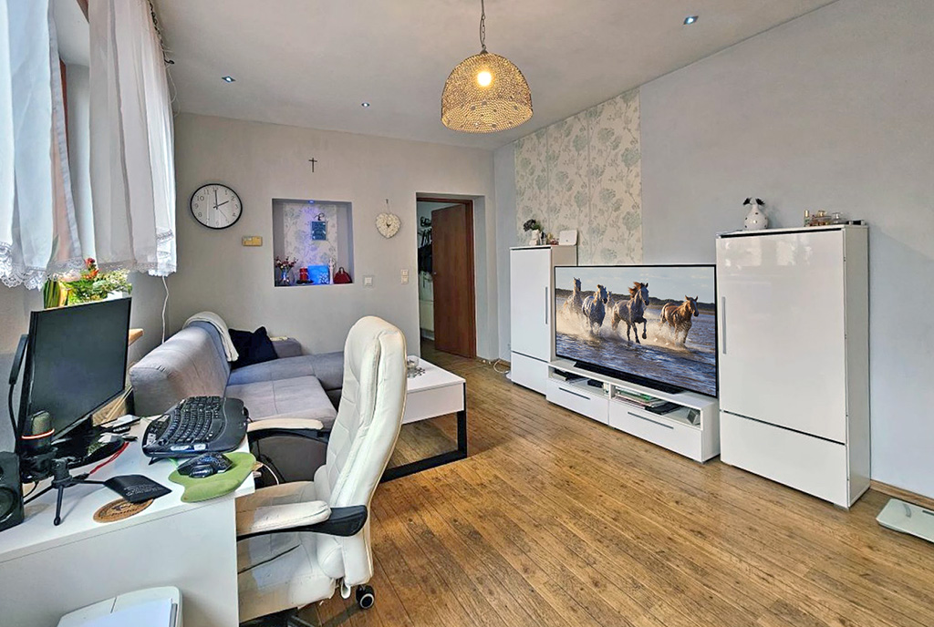 kameralny pokój dzienny w ekskluzywnym apartamencie do sprzedaży Zielona Góra (okolice)