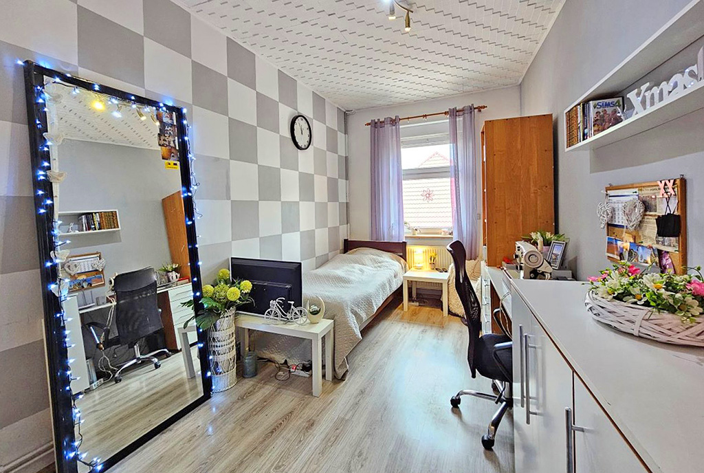 jeden z pokoi w luksusowym apartamencie do sprzedaży Zielona Góra (okolice)