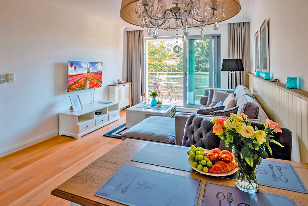 imponujący salon w ekskluzywnym apartamencie do sprzedaży nad morzem