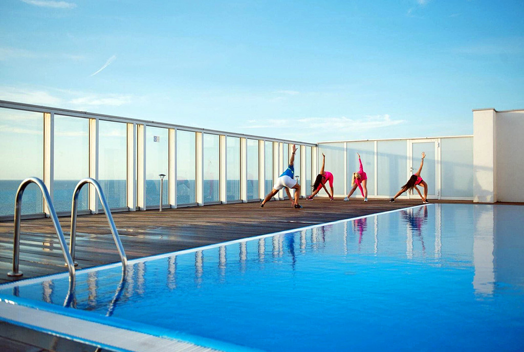 dostępny w częściach wspólnych basen dla mieszkańców ekskluzywnego apartamentu na sprzedaż nad morzem