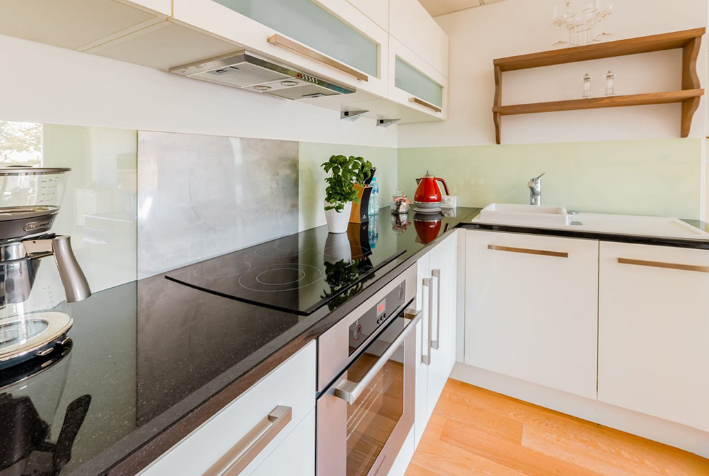 zabudowana kuchnia w luksusowym apartamencie na sprzedaż nad morzem