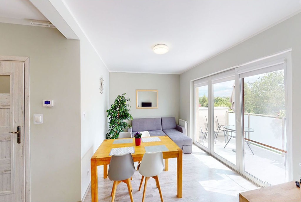 widok na jadalnię w luksusowym apartamencie na sprzedaż nad morzem