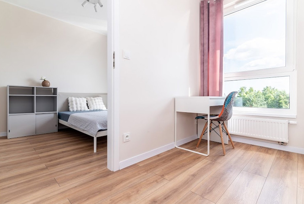po lewej sypialnia, po prawej gabinet w luksusowym apartamencie do wynajmu Gdynia (okolice)