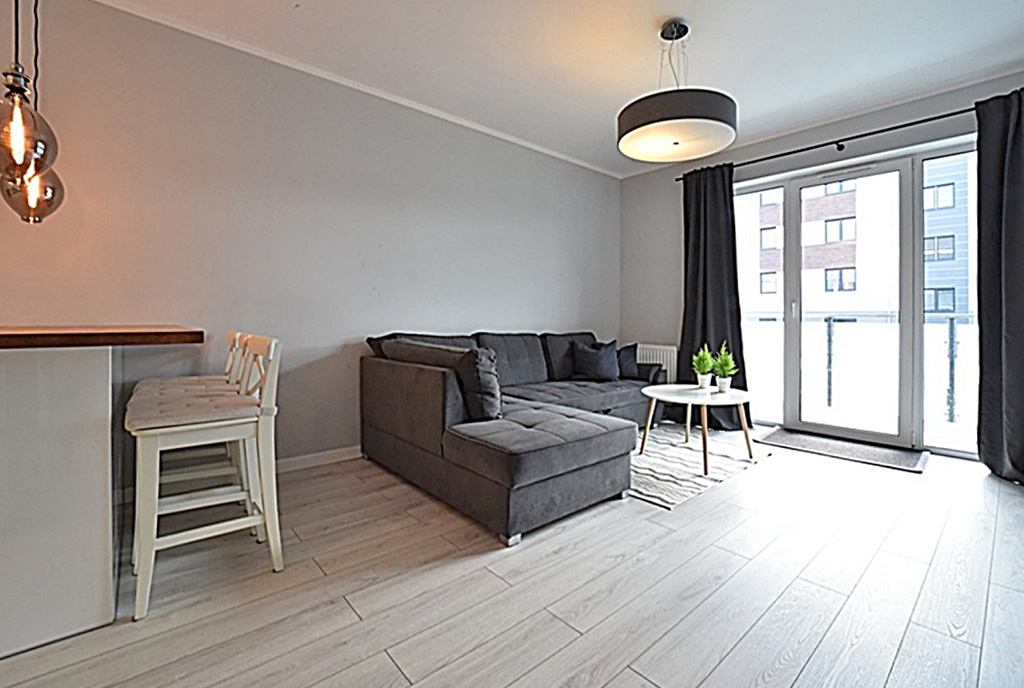 salon i wyjście nas taras w luksusowym apartamencie do wynajmu Bolesławiec