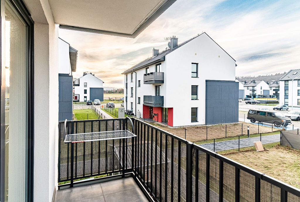 słoneczny balkon w luksusowym apartamencie na wynajem Gdynia (okolice)