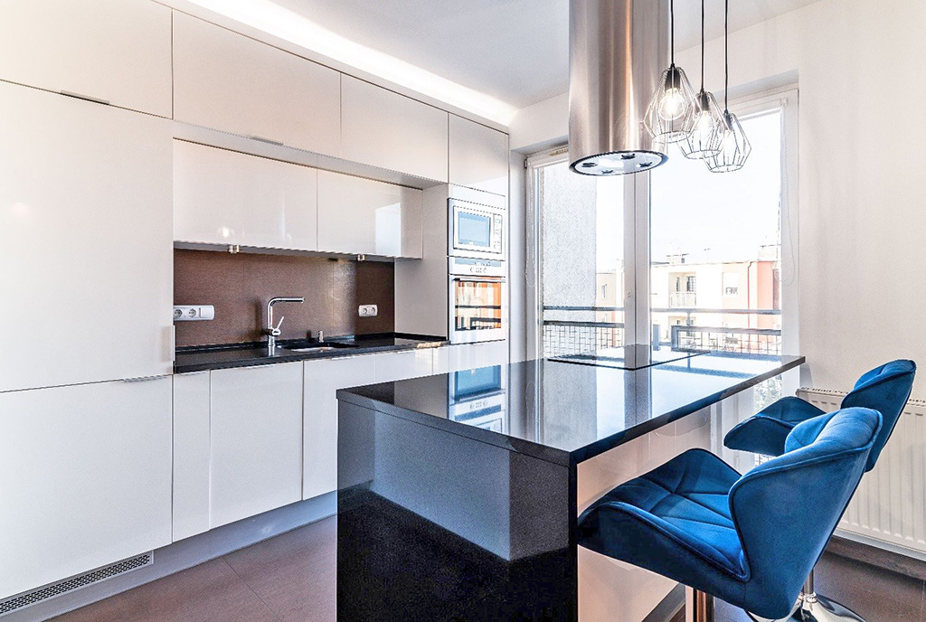 zaprojektowana we współczesnym designie kuchnia w luksusowym apartamencie do wynajmu Gdynia (okolice)