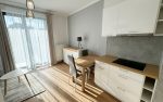 fragment kuchni oraz salonu w luksusowym apartamencie do wynajmu Szczecin