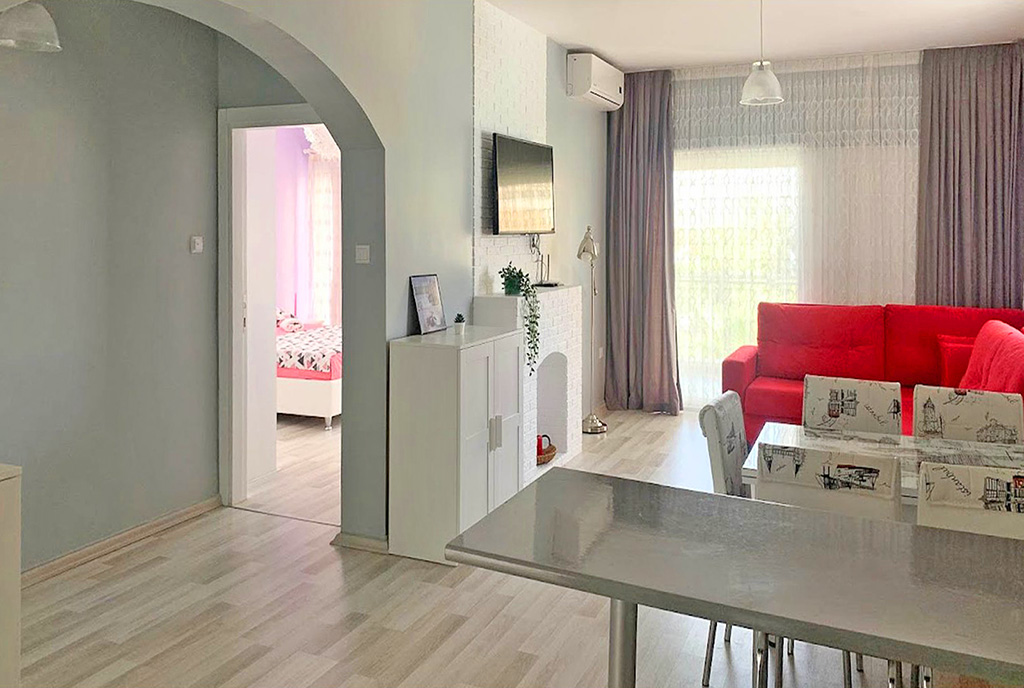 słoneczny pokój dzienny w ekskluzywnym apartamencie do sprzedaży Cypr (Iskele)