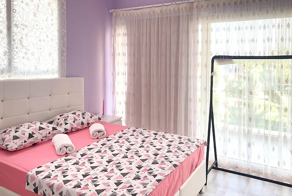 różowa sypialnia w luksusowym apartamencie na sprzedaż Cypr (Iskele)