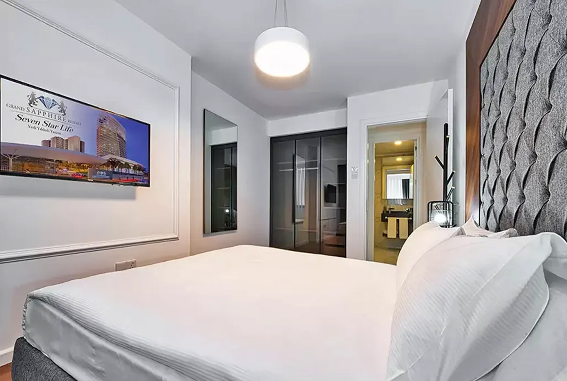 zaprojektowana w bieli sypialnia w ekskluzywnym apartamencie na sprzedaż Cypr (Iskele)