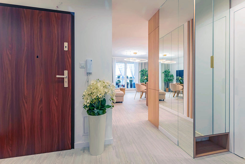 funkcjonalny korytarz w ekskluzywnym apartamencie na sprzedaż Elbląg