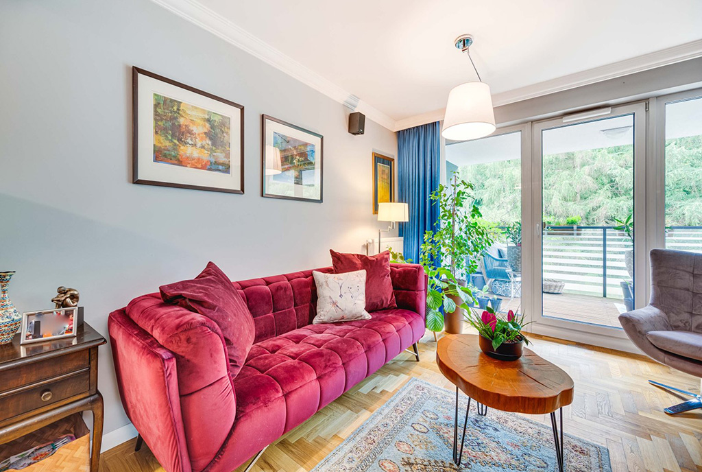 odważna kolorystyka salonu w ekskluzywnym apartamencie do sprzedaży Gdańsk