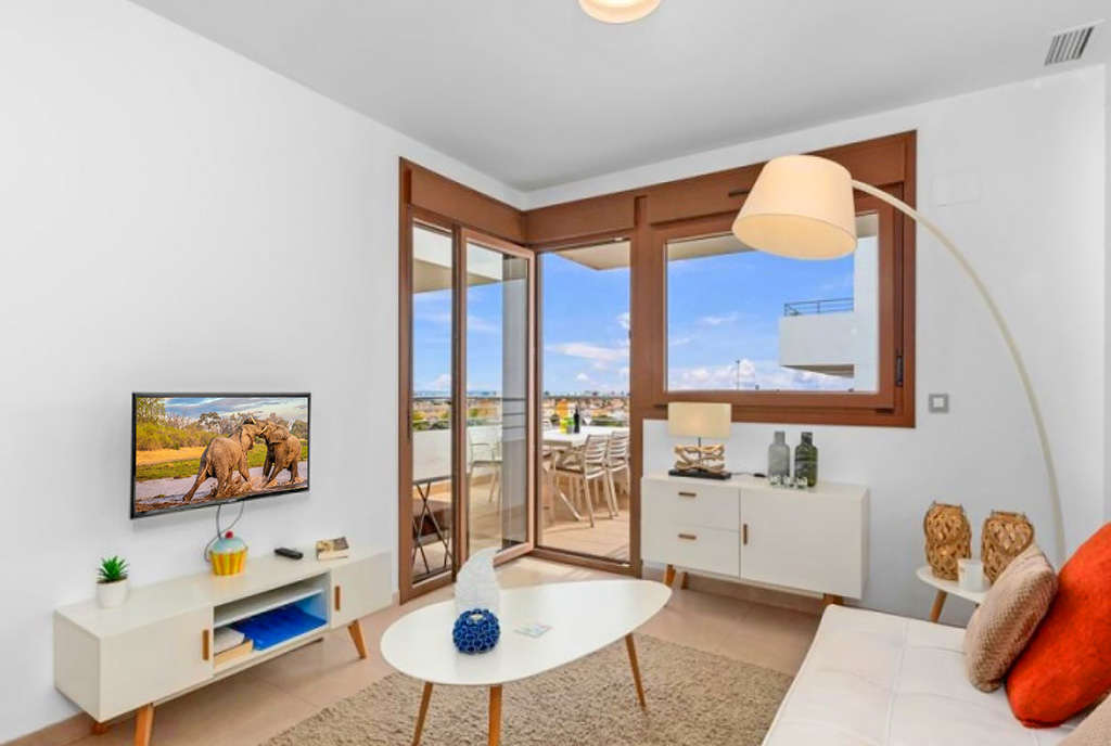 słoneczny salon w ekskluzywnym apartamencie do sprzedaży Hiszpania (Cabo Roig Orihuela Costa)