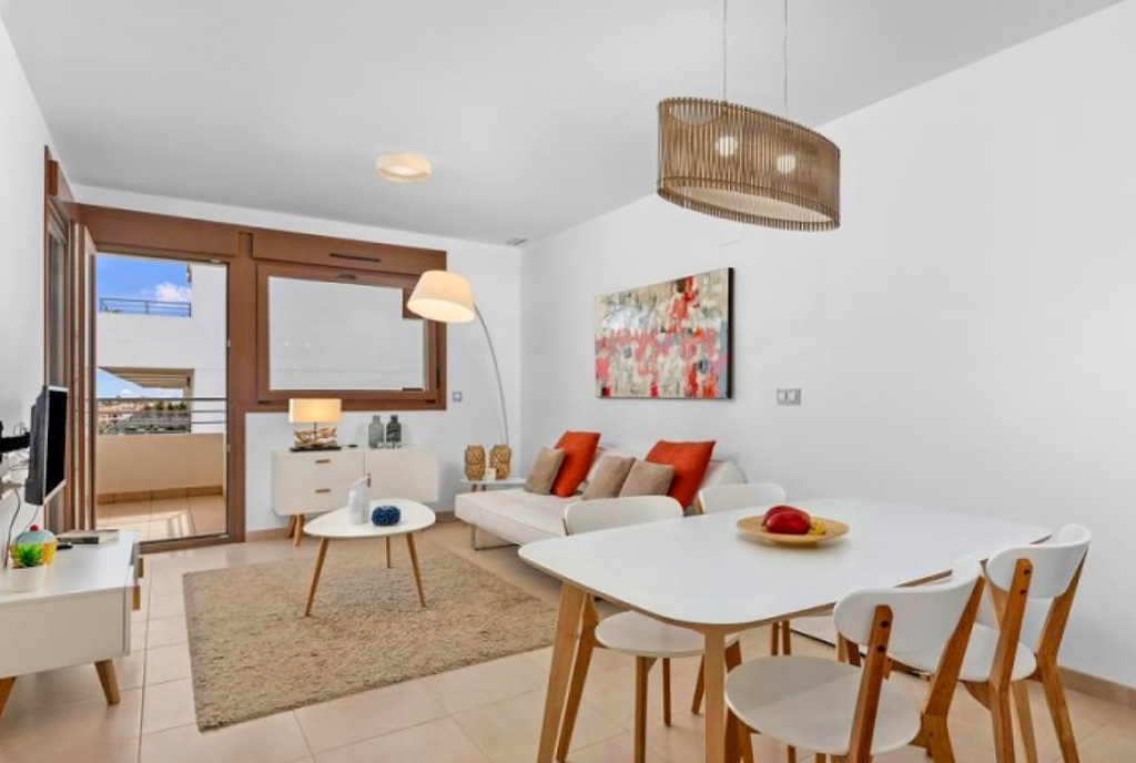widok na jadalnię oraz kuchnię w luksusowym apartamencie na sprzedaż Hiszpania (Cabo Roig Orihuela Costa)