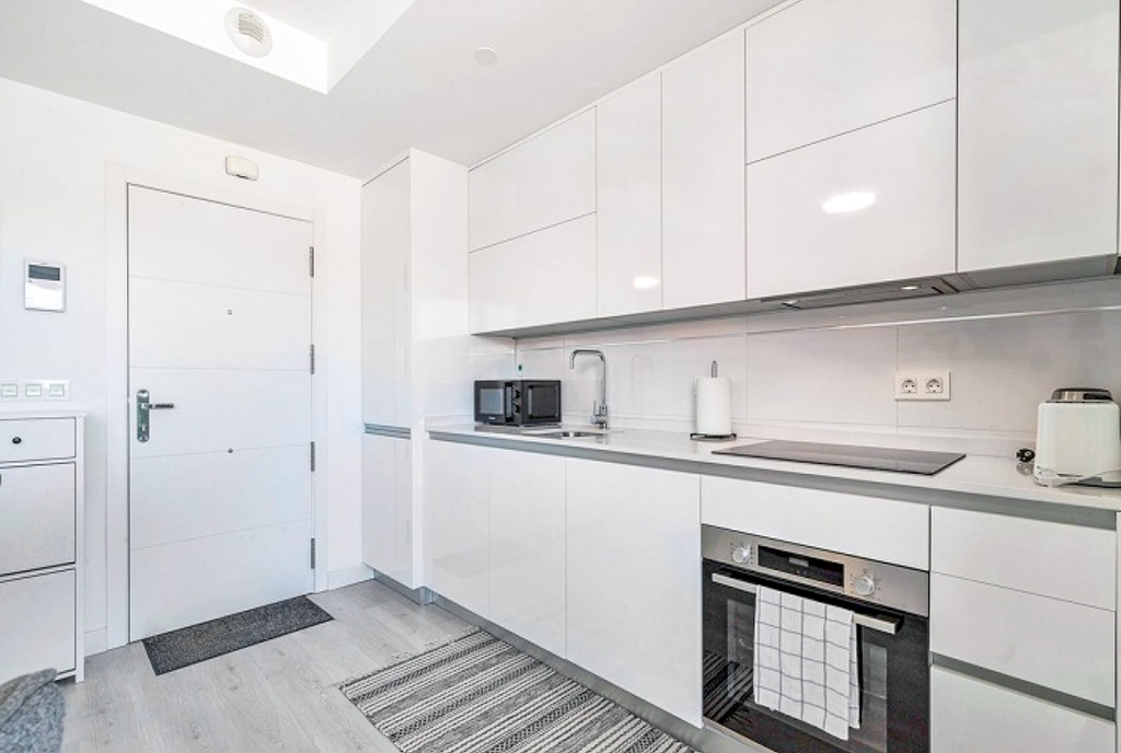 kuchnia w bieli w luksusowym apartamencie na sprzedaż Hiszpania (La Cala de Mijas)