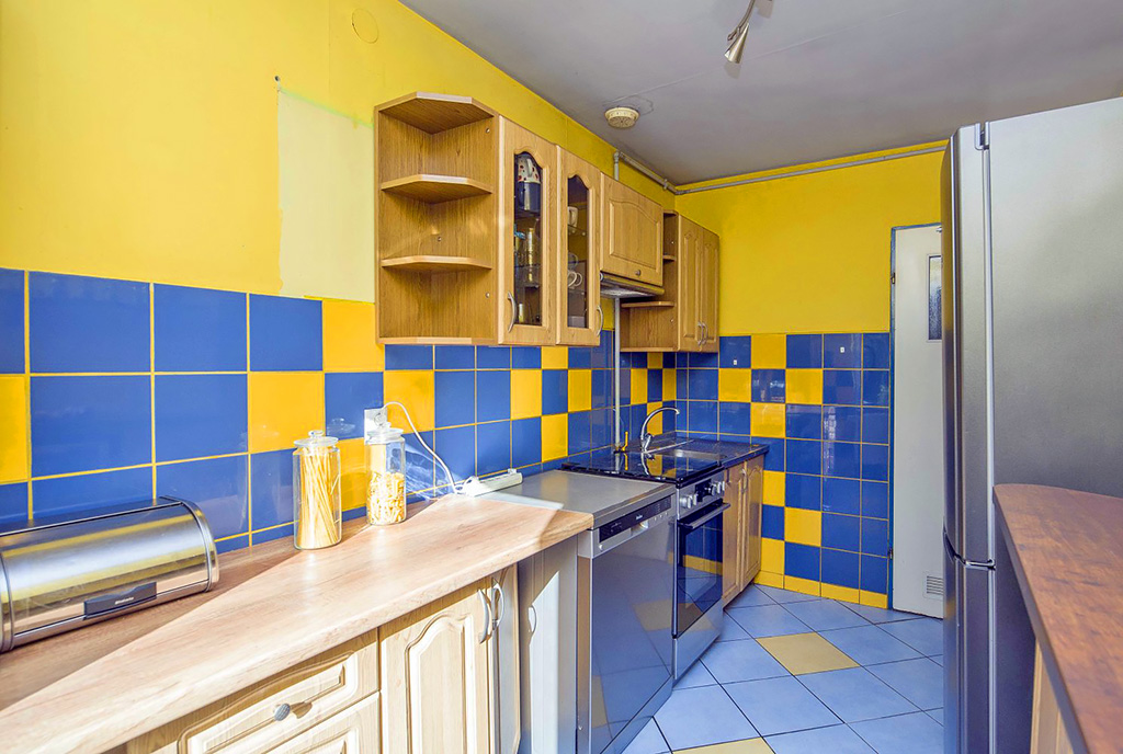 ciekawa kolorystyka kuchni w luksusowym apartamencie na sprzedaż Katowice (okolice)
