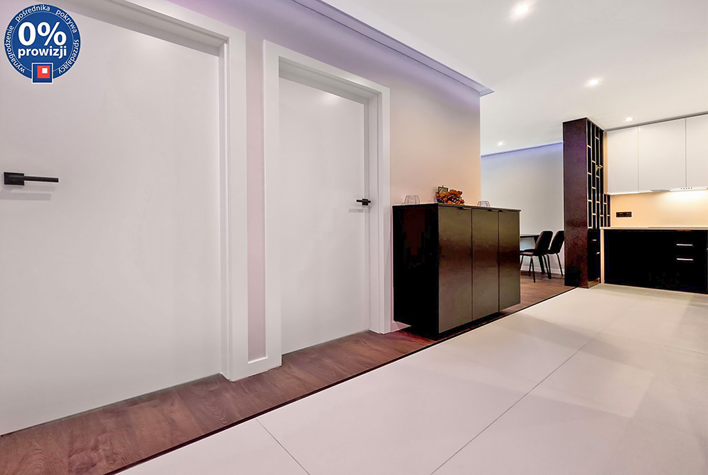 funkcjonalny korytarz w ekskluzywnym apartamencie na sprzedaż Katowice (okolice)