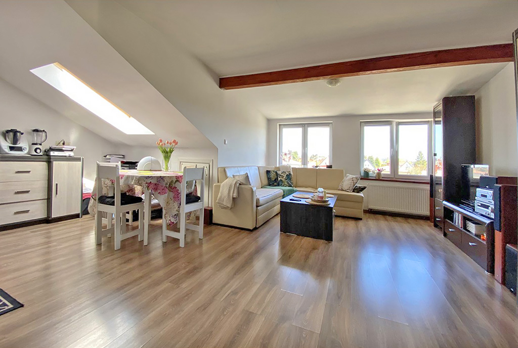 imponujący pokój dzienny w ekskluzywnym apartamencie do sprzedaży Mazury