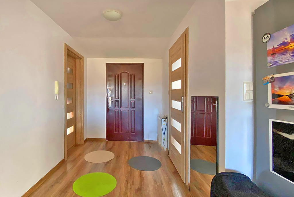 przestronny korytarz w ekskluzywnym apartamencie na sprzedaż Mazury