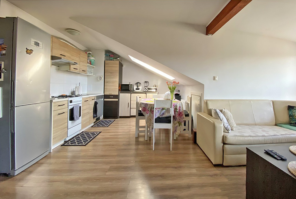 fragment pokoju gościnnego w luksusowym apartamencie na sprzedaż Mazury