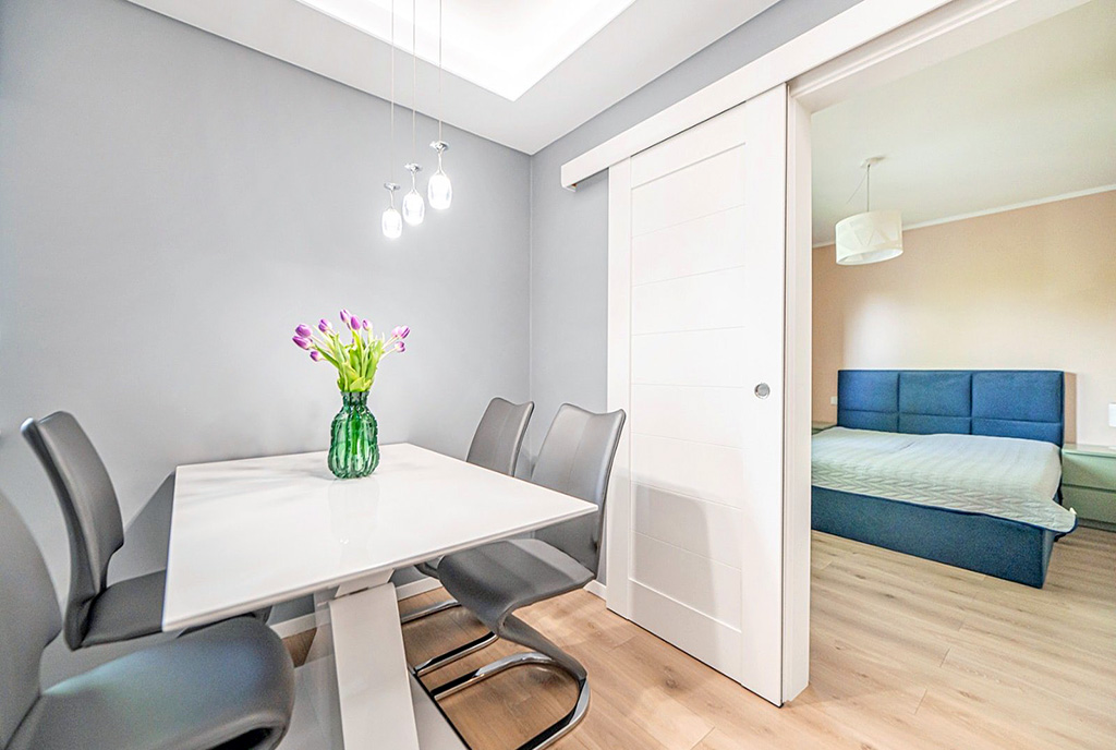 zbliżenie na jadalnię w luksusowym apartamencie na sprzedaż Wrocław