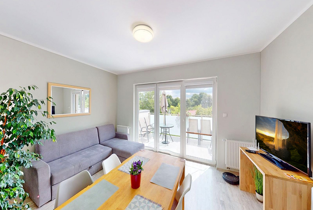 słoneczny salon w ekskluzywnym apartamencie do sprzedaży nad morzem