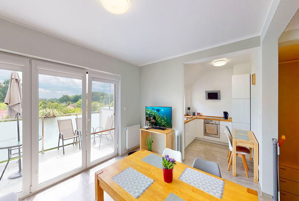 widok na salon w ekskluzywnym apartamencie do sprzedaży nad morzem