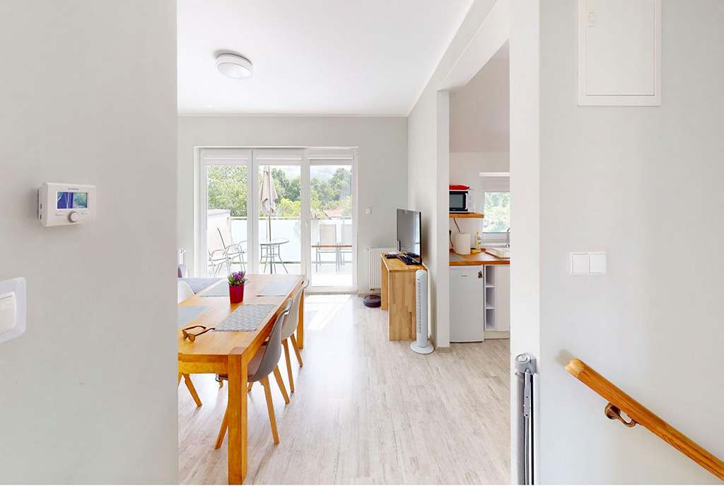 widok z korytarza na salon w luksusowym apartamencie na sprzedaż nad morzem