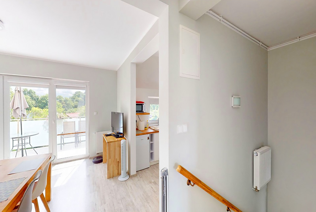 zaprojektowane w bieli wnętrze luksusowego apartamentu na sprzedaż nad morzem