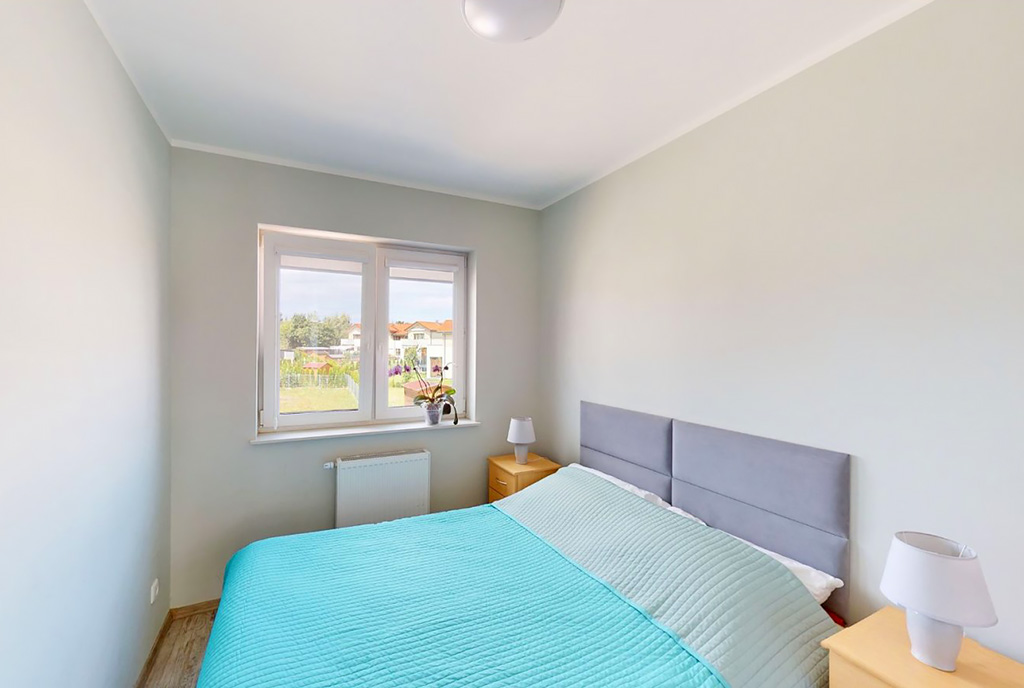 komfortowa sypialnia w ekskluzywnym apartamencie na wynajem nad morzem