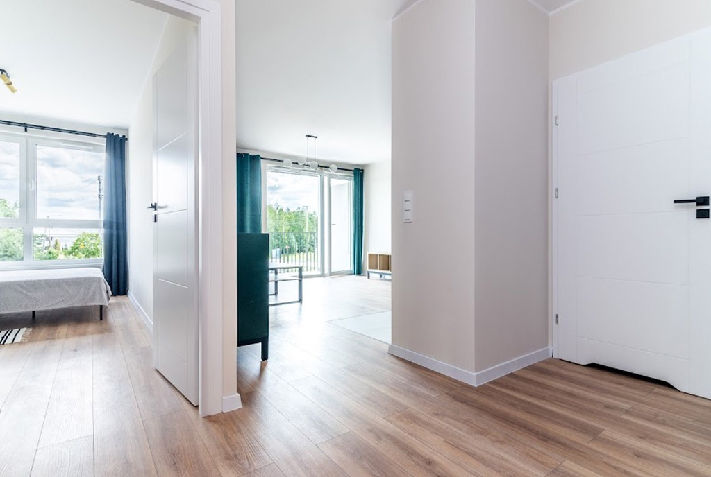 funkcjonalny hol w ekskluzywnym apartamencie na wynajem Gdynia (okolice)