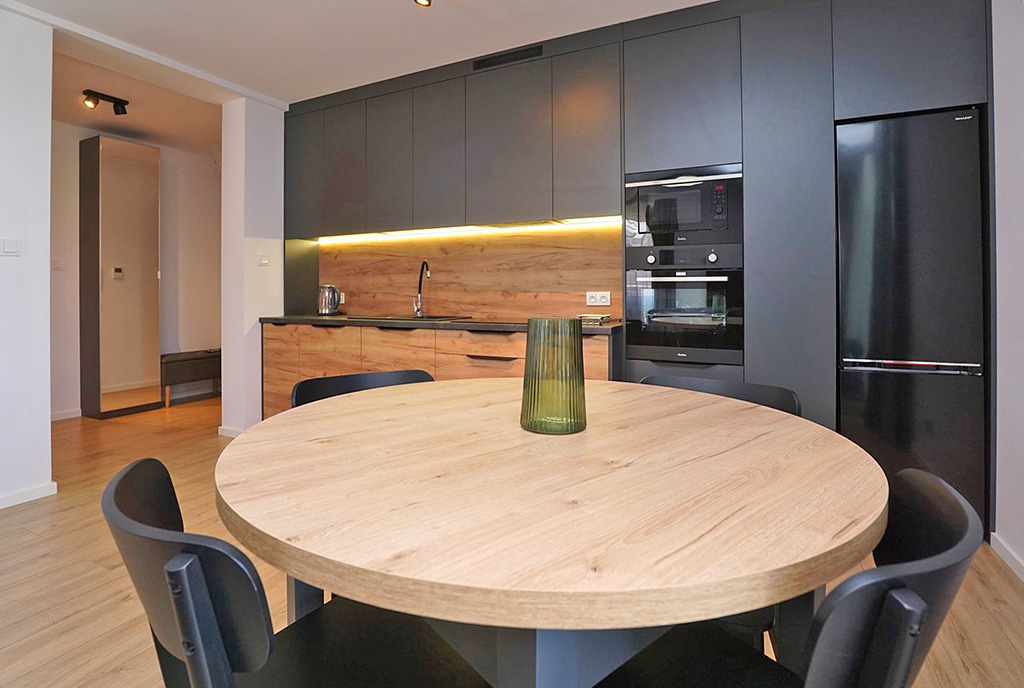 zbliżenie na jadalnię w luksusowym apartamencie do wynajmu Piotrków Trybunalski