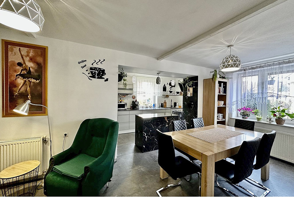 na pierwszym planie jadalnia w ekskluzywnym domu na sprzedaż Słupsk (okolice)