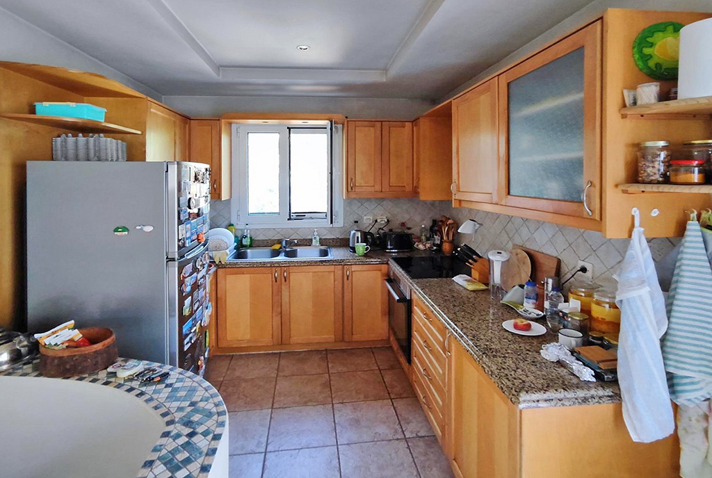 komfortowa kuchnia w luksusowym domu na sprzedaż Grecja (Kreta)