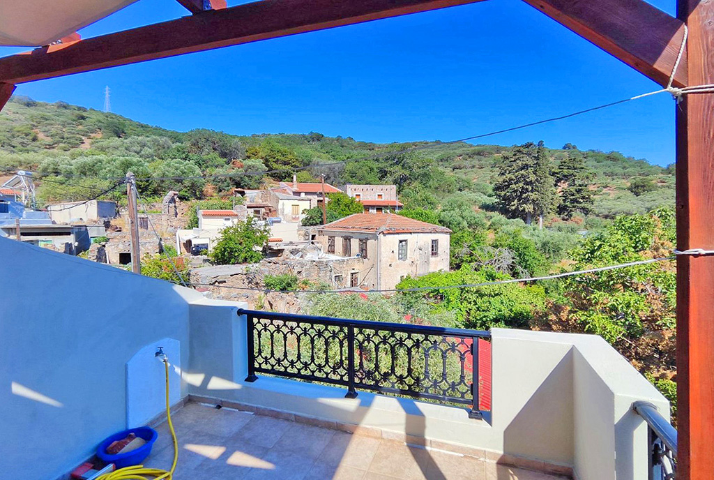 słoneczny balkon przy ekskluzywnym domu na sprzedaż Grecja (Kreta)