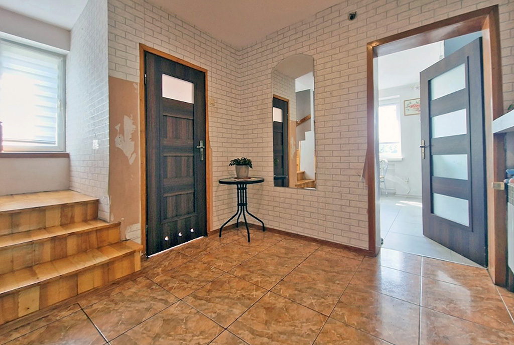 funkcjonalny korytarz w luksusowym domu do sprzedaży Łódź (okolice)