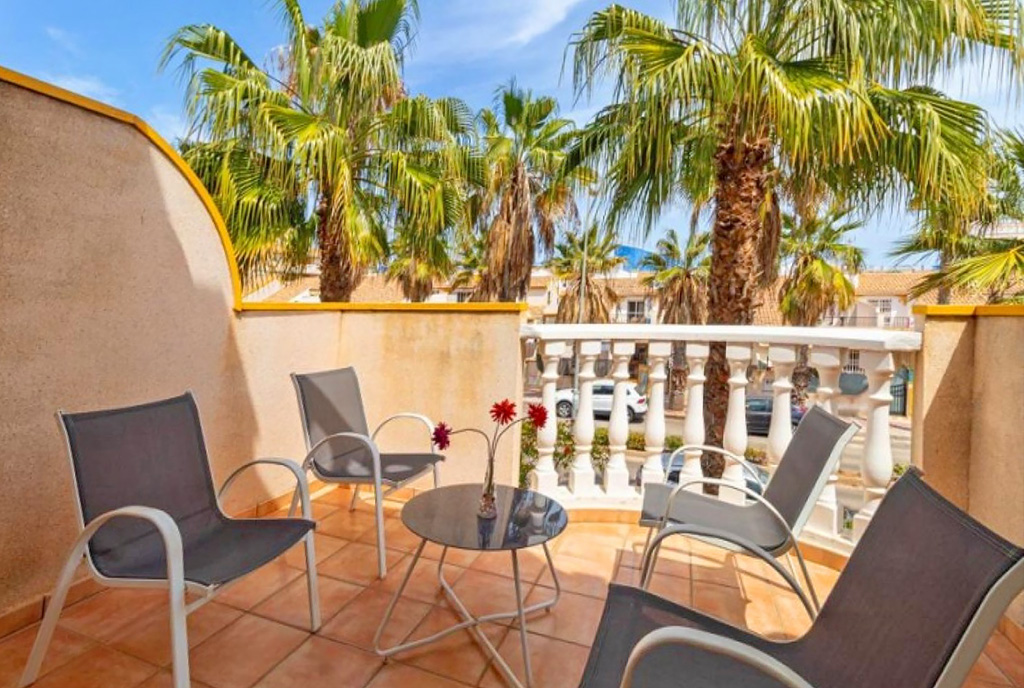słoneczny taras przy ekskluzywnej willi na sprzedaż Hiszpania (Cabo Roig Orihuela Costa)