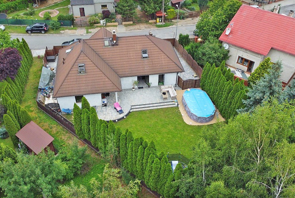 widok z lotu ptaka na ekskluzywną willę na sprzedaż Legnica