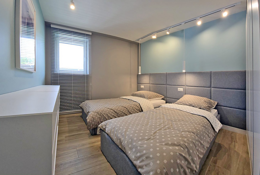 nowocześnie oświetlona sypialnia w ekskluzywnej willi na sprzedaż Bielsko-Biała (okolice)