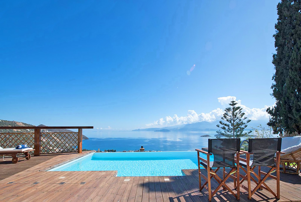 widok na basen przy luksusowej willi na sprzedaż Grecja (Kreta)