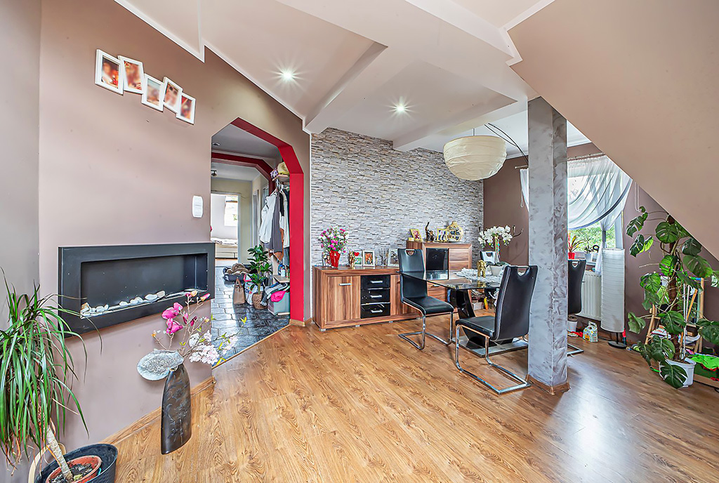 imponujący kominek w salonie ekskluzywnego apartamentu do sprzedaży Bolesławiec