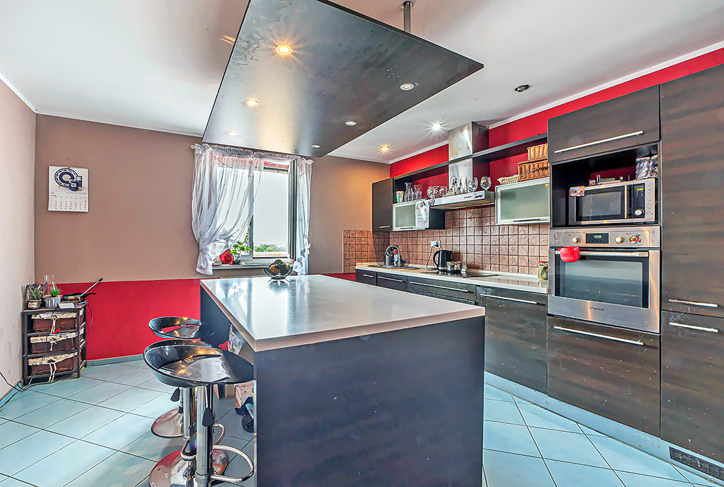 imponująca kuchnia w luksusowym apartamencie na sprzedaż Bolesławiec