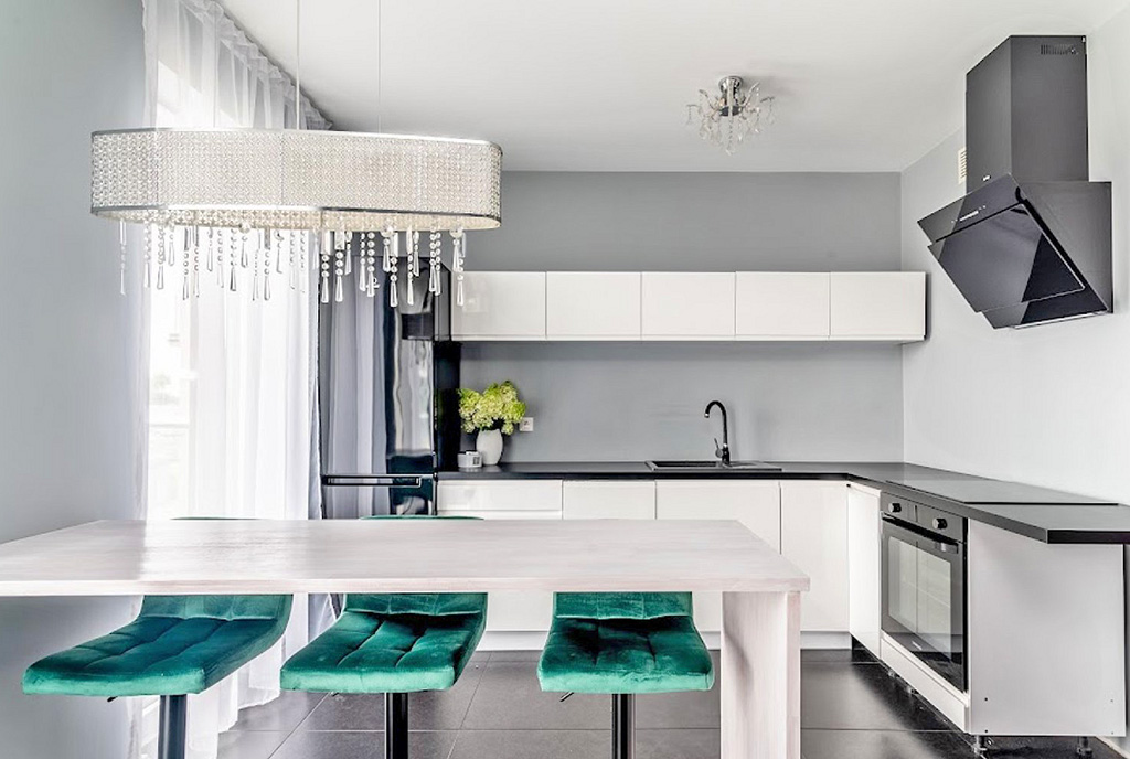 widok na jadalnię i aneks kuchenny w ekskluzywnym apartamencie na sprzedaż Gdynia (okolice)