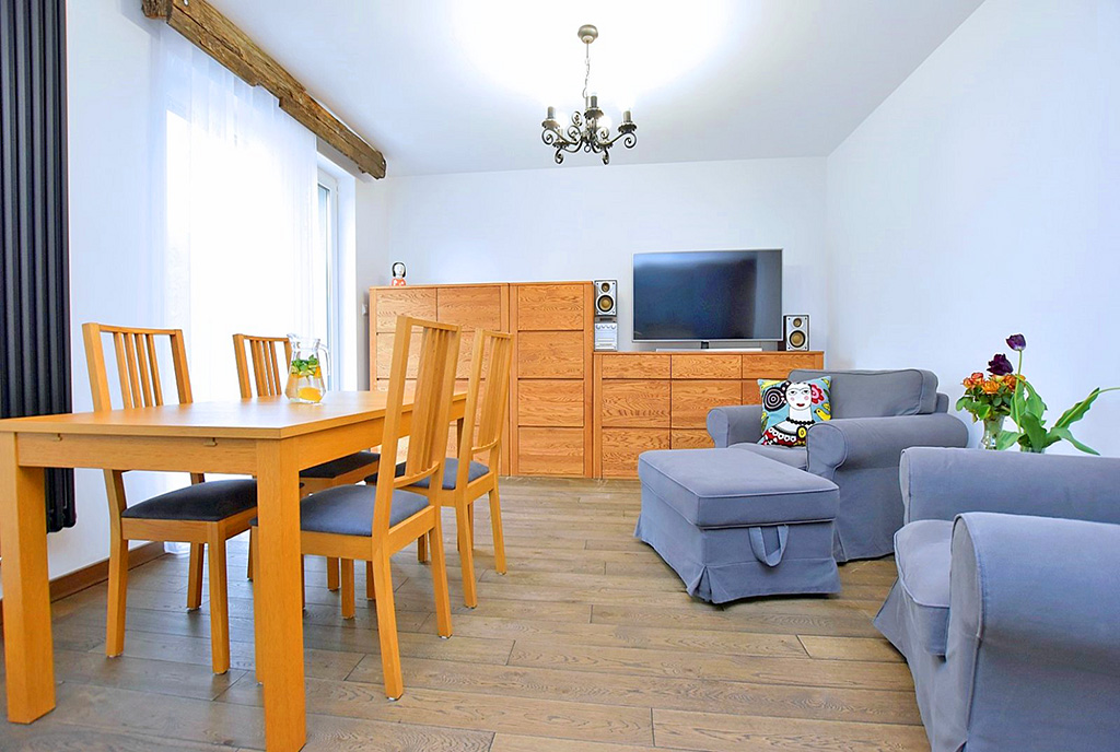 na wprost pokój dzienny w luksusowym apartamencie na sprzedaż Inowrocław