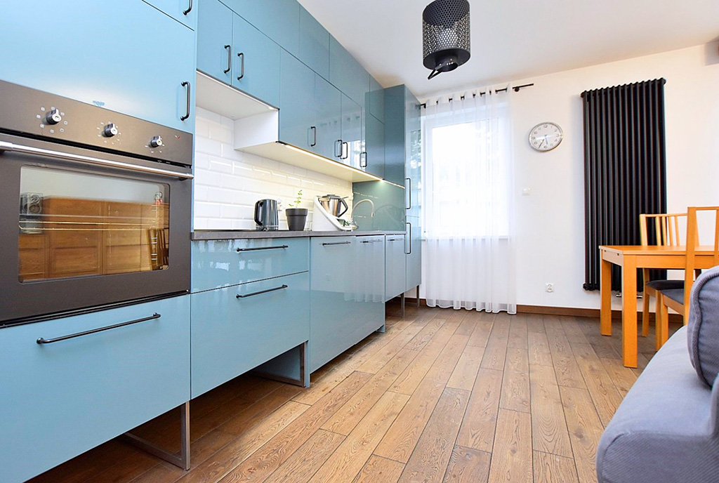 kolor błękitny w kuchni w ekskluzywnym apartamencie na sprzedaż Inowrocław