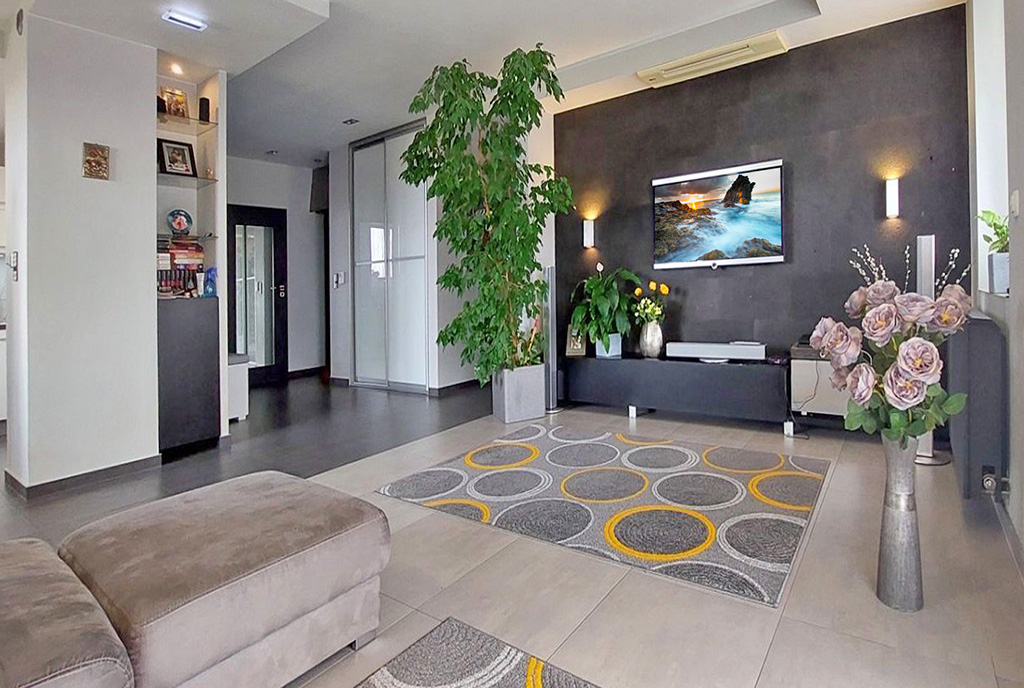 zaaranżowany zgodnie z najnowszymi trendami salon w ekskluzywnym apartamencie na sprzedaż Piotrków Trybunalski