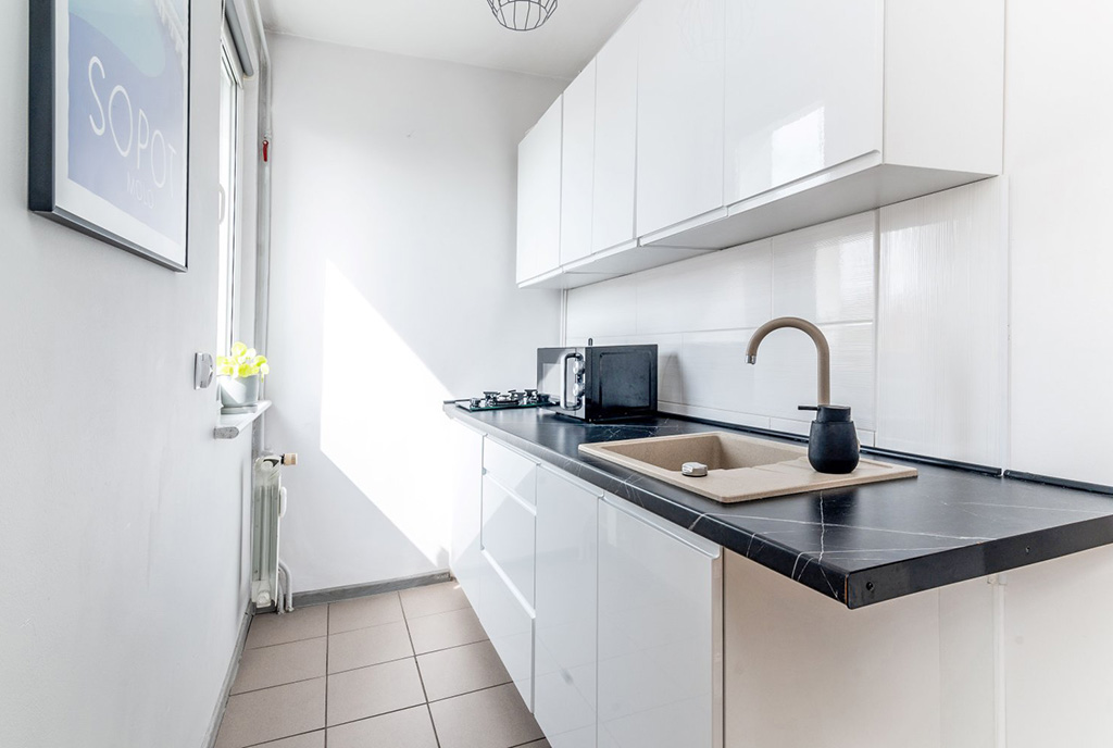 zaprojektowana w bieli kuchnia w luksusowym apartamencie na sprzedaż Sopot